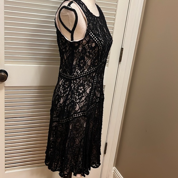 Taylor Black Lace Dress, Size 8 - Picture 9 of 17